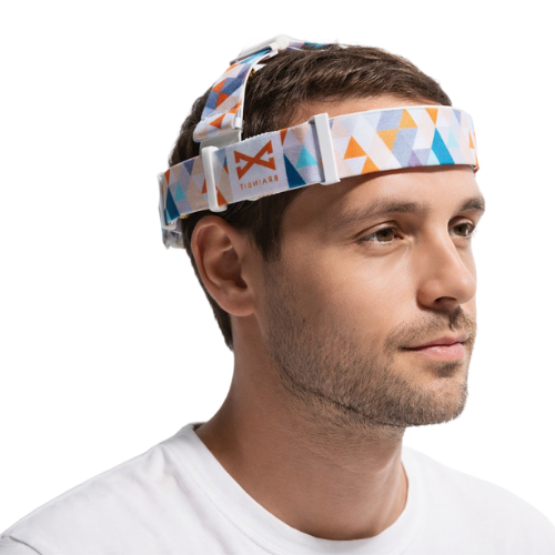 BrainBit Headband Pro を装着した様子(BrainBit)